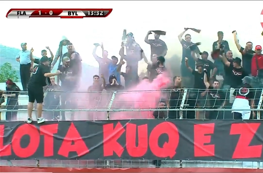 Ndodh në Ballsh, tifozeria e Flamurtarit akuzon policinë për dhunë në tribunë!
