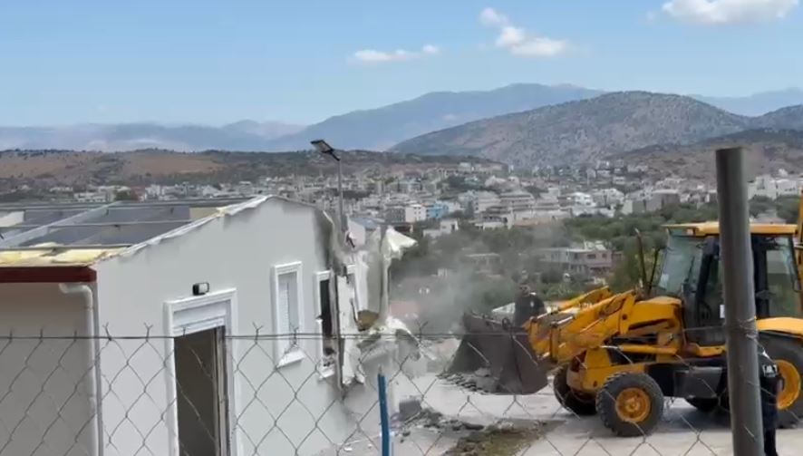Në kulmin e sezonit, shembet një banesë pa leje në Ksamil