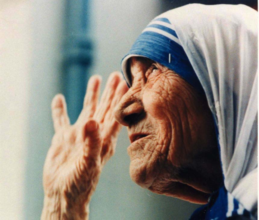 Nënë Tereza, ajo që erdhi si një frymë qiellore, si akti më i lartë i shpirtit që i dhuron njerëzimit bekimin e dashurisë