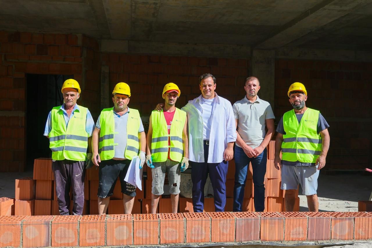 Nënkryetari i bashkisë Tiranë, Sulaj inspekton ndërtimin e shkollës së re në Bërzhitë: Gati për të mirëpritur mbi 180 nxënës të zonës vitin e ardhshëm