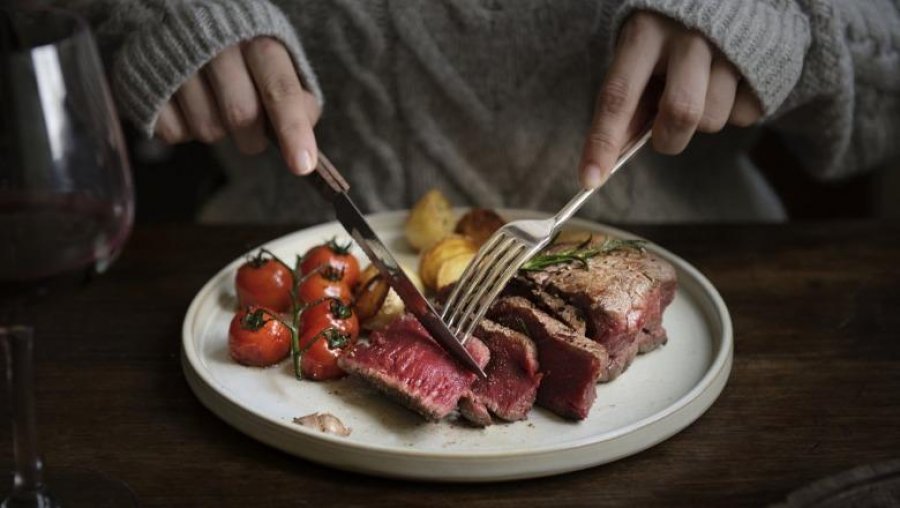 Nga lodhja te floku i dëmtuar, çfarë i ndodh trupit kur konsumoni shumë mish
