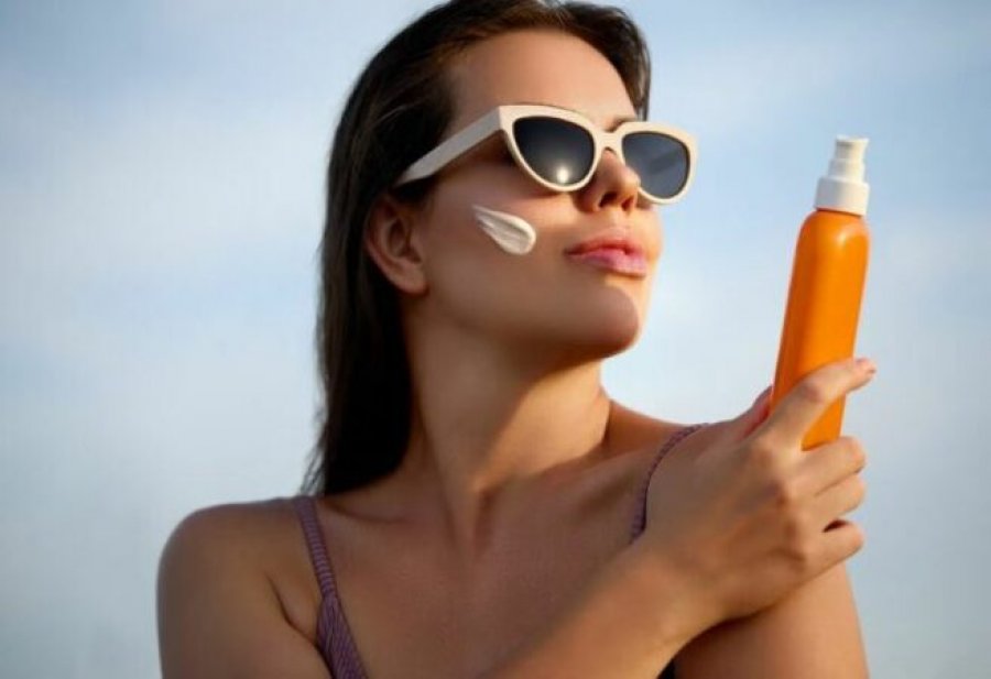 Nga mbrojtje ndaj rrezeve te ‘kërcënim i fshehur’, si përfundoi kremi i diellit në qendër të teorive konspirative