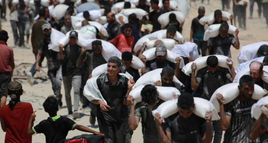 Një anije me qindra tonë ushqim niset drejt Gazës