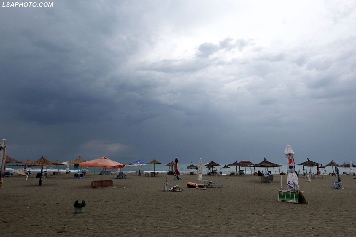 Një ditë pas stuhisë në Vlorë shënohen dëme materiale/ Pushuesit nuk ndalin planin e tyre, në Durrës nis plazhi