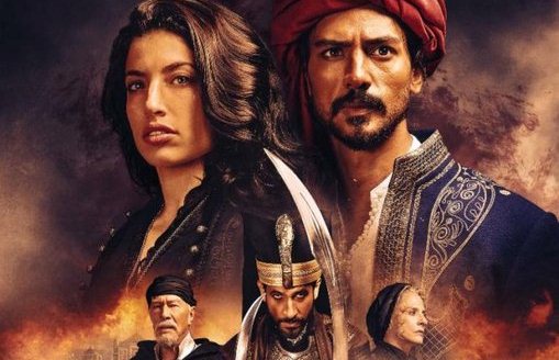 Një film i dështuar atristik që e shtrembëron historinë