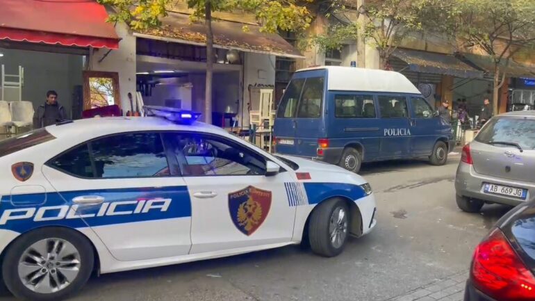“Një person me skafandër u fut në dyqan dhe…”/ Kërcënohet me armë zjarri, pronari i një argjendarie