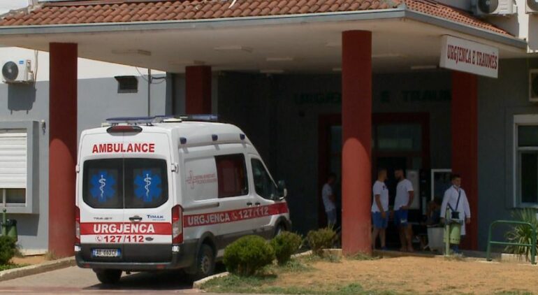 Një shofer i lënduar transportohet drejt Traumës pas aksidentit të 3 makinave në Lezhë