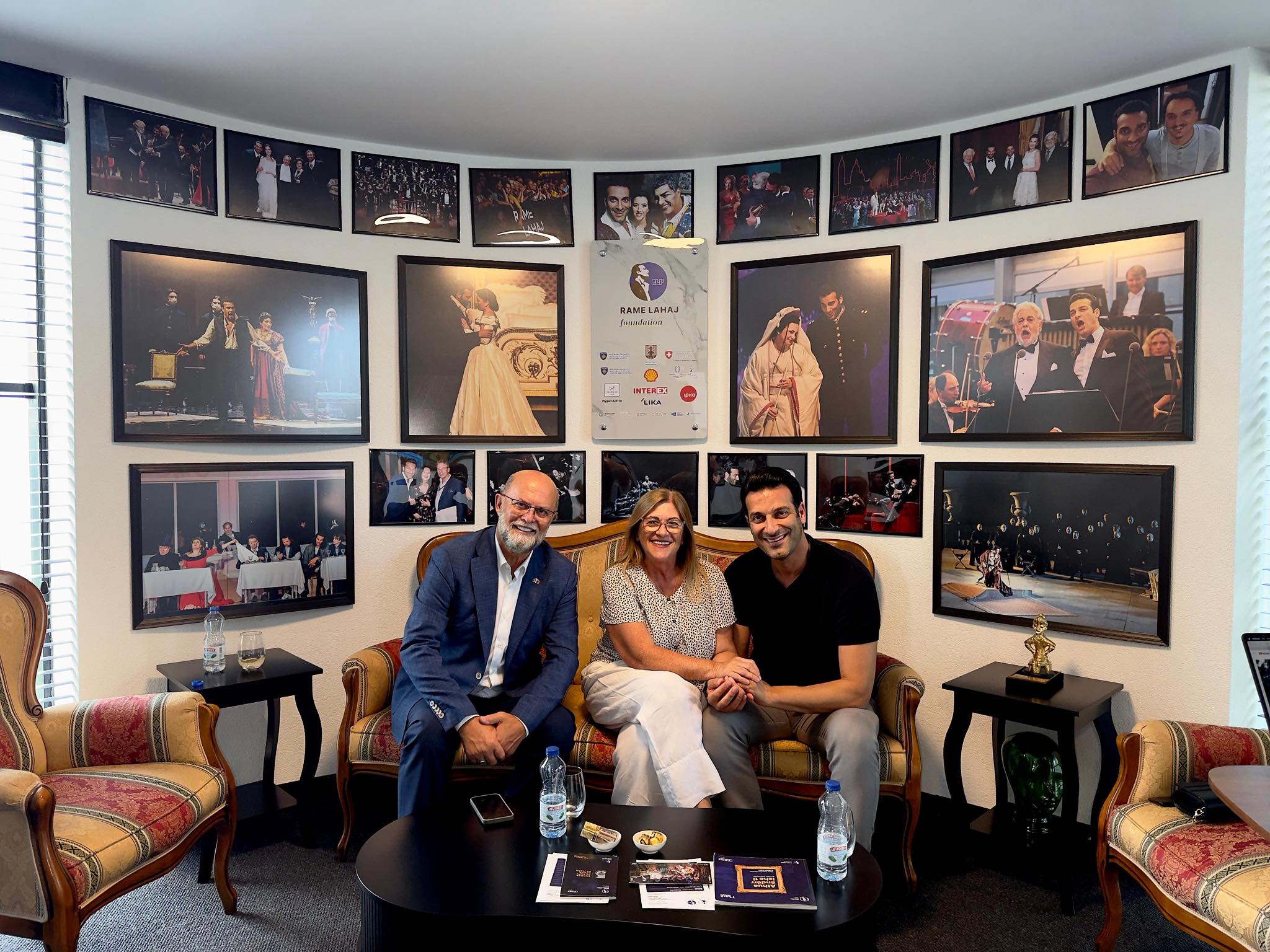 Një takim, një foto e përzemërt, shumë kujtime dhe një histori e përbashkët arti dhe atdhedashurie