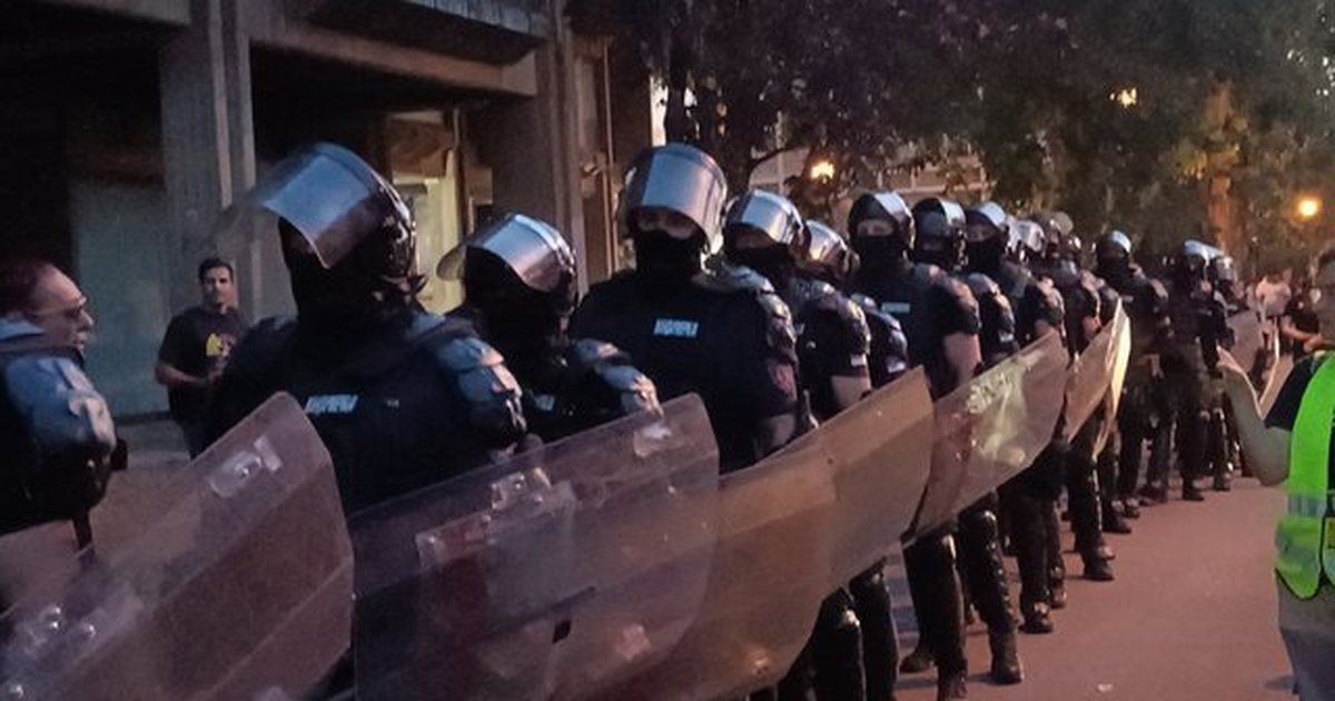 Novi Sad, studentët përleshen me policinë në Fakultetit të Filozofisë, tentojnë të hyjnë me forcë në godinë