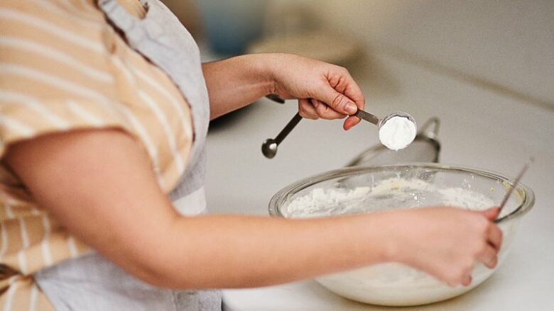 Nuk keni peshore kuzhine? Këto truke të thjeshta do t’ju ndihmojnë të matni përbërësit me saktësi