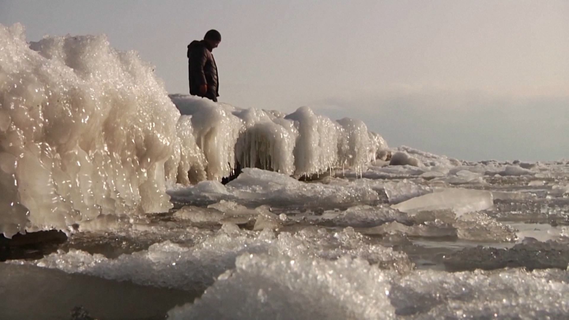 Nuk kishte ndodhur kurrë më parë, ngrin liqeni i dytë më i kripur në botë