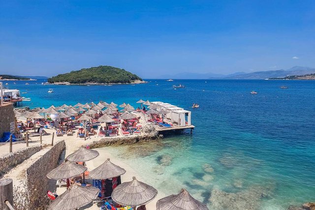 “Nuk mbahen” vajzat në Ksamil, “tërbohen” pushuesit në plazh (Video)