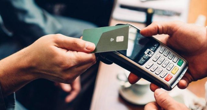 Numri i pagesave me kartë kalon për herë të parë tërheqjet e parasë cash në ATM