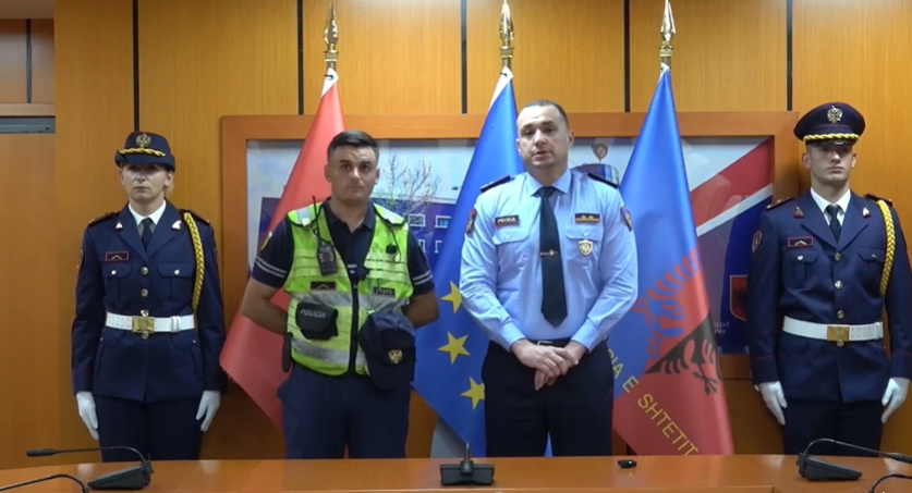 Nxori nga automjeti të aksidentuarit, Proda i dorëzon policit hero Certifikatën për Shërbime të Dalluara