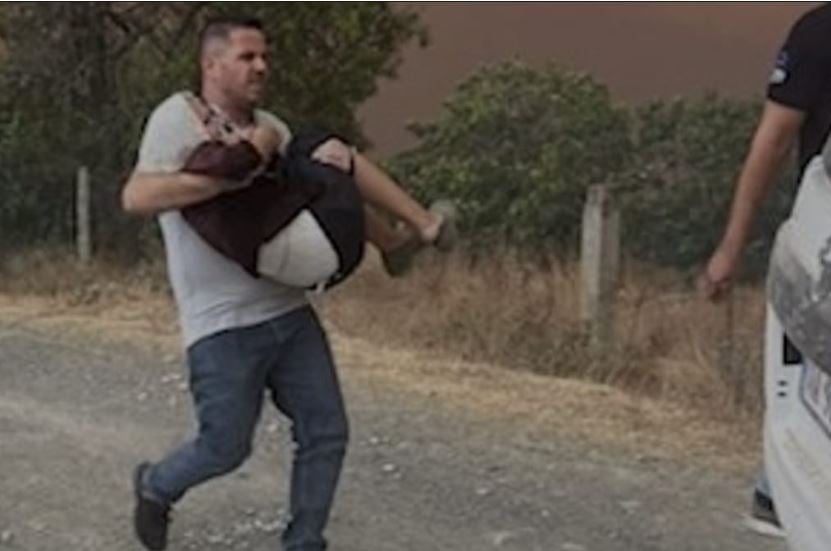 Oficeri hero futet mes flakëve në Gramsh/ Merr në krahë të moshuarën, e shpëton nga zjarri