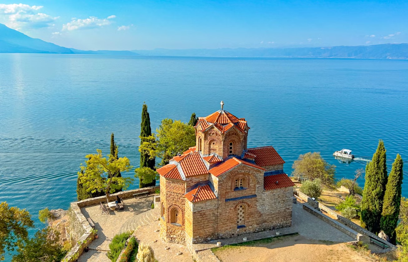 Ohri ndër liqenet më të bukura të Europës për t’u vizituar këtë verë