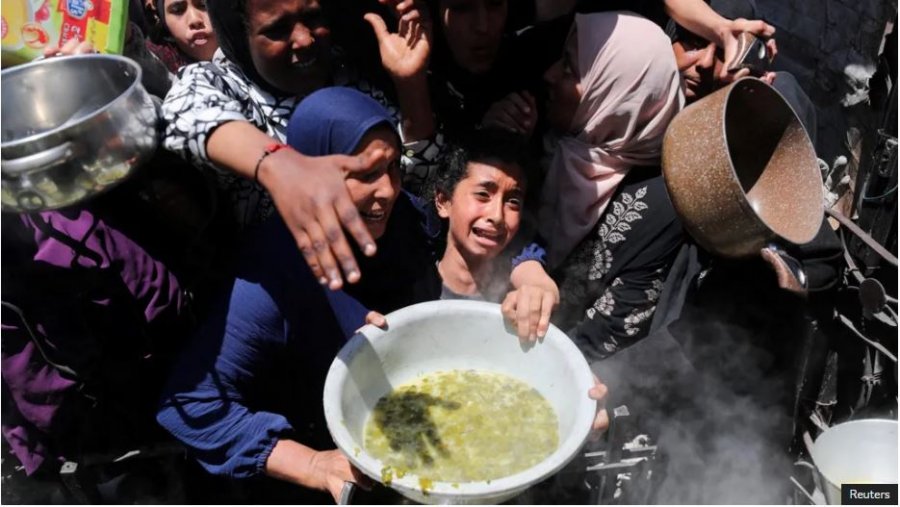 Organizatat humanitare i drejtohen Izraelit: Ndihmat për Gazën po përdoren si armë lufte, ndaloni pengesat