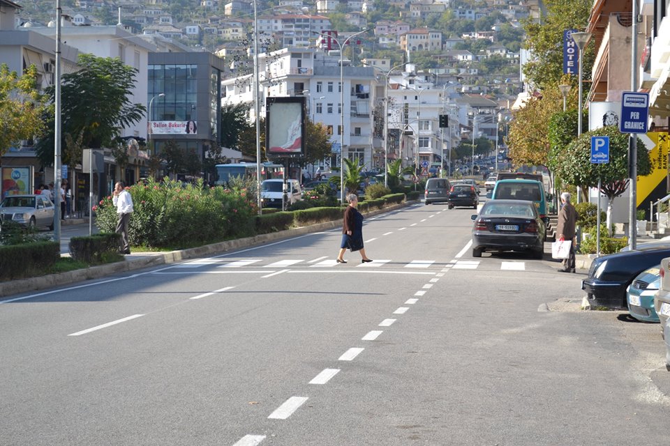 Pa patentë në timon godet makinën e parkuar, procedohet penalisht adoleshenti në Gjirokastër