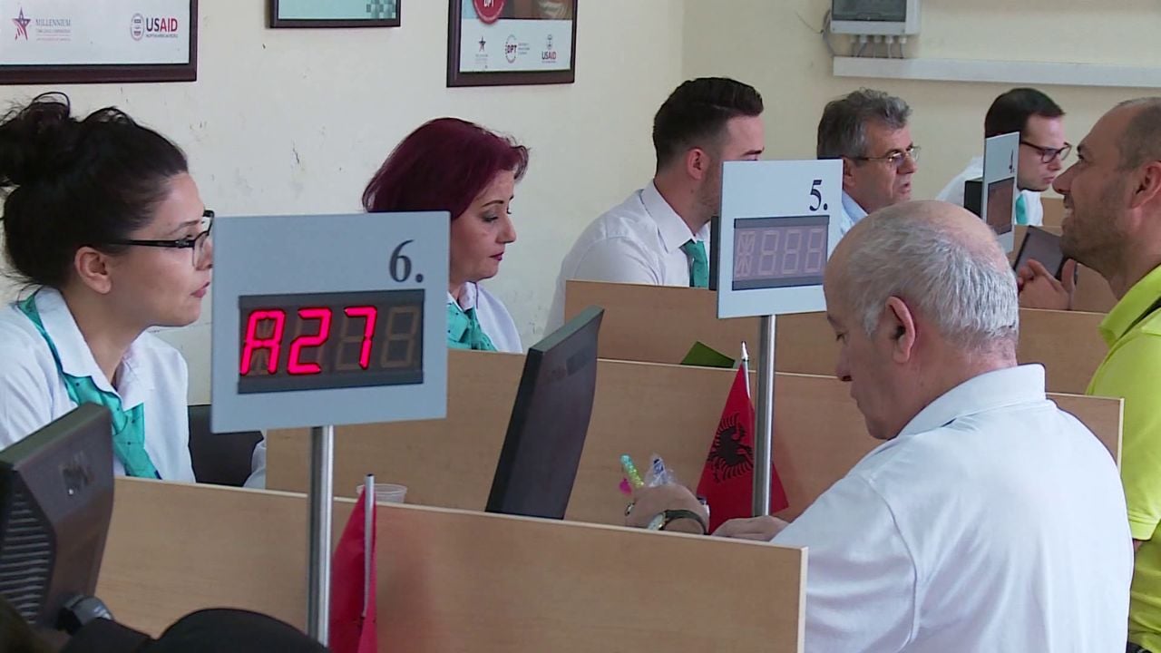 Paga më të larta, shpërblime dhe orare fleksibël, 95.3 mln euro në 2 vite për administratën publike