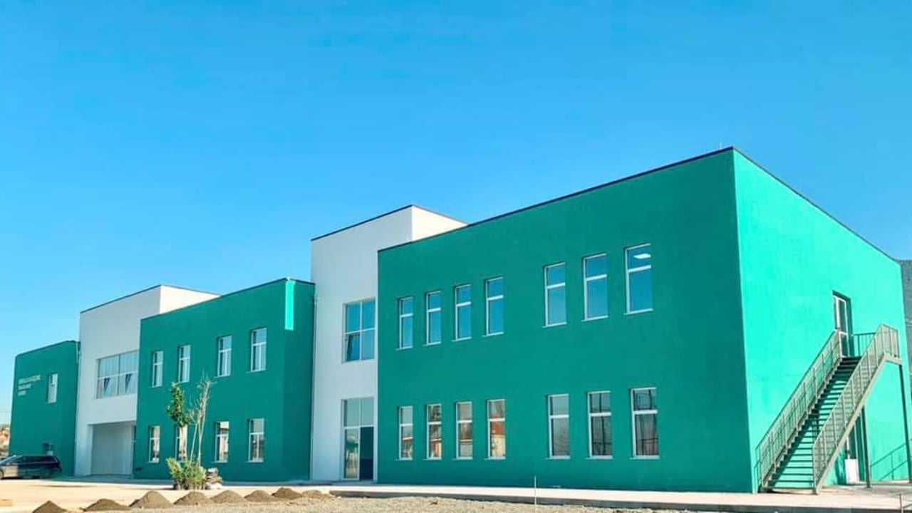 Pak ditë para nisjes së vitit të ri shkollor, 16-vjeçari thyen xhamat dhe kamerat e shkollës në Kurbin