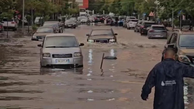 Pak minuta reshje shiu përmbytën Vlorë, pamje të tjera nga rrugët dhe zonat që ishin në pushtetin e ujit