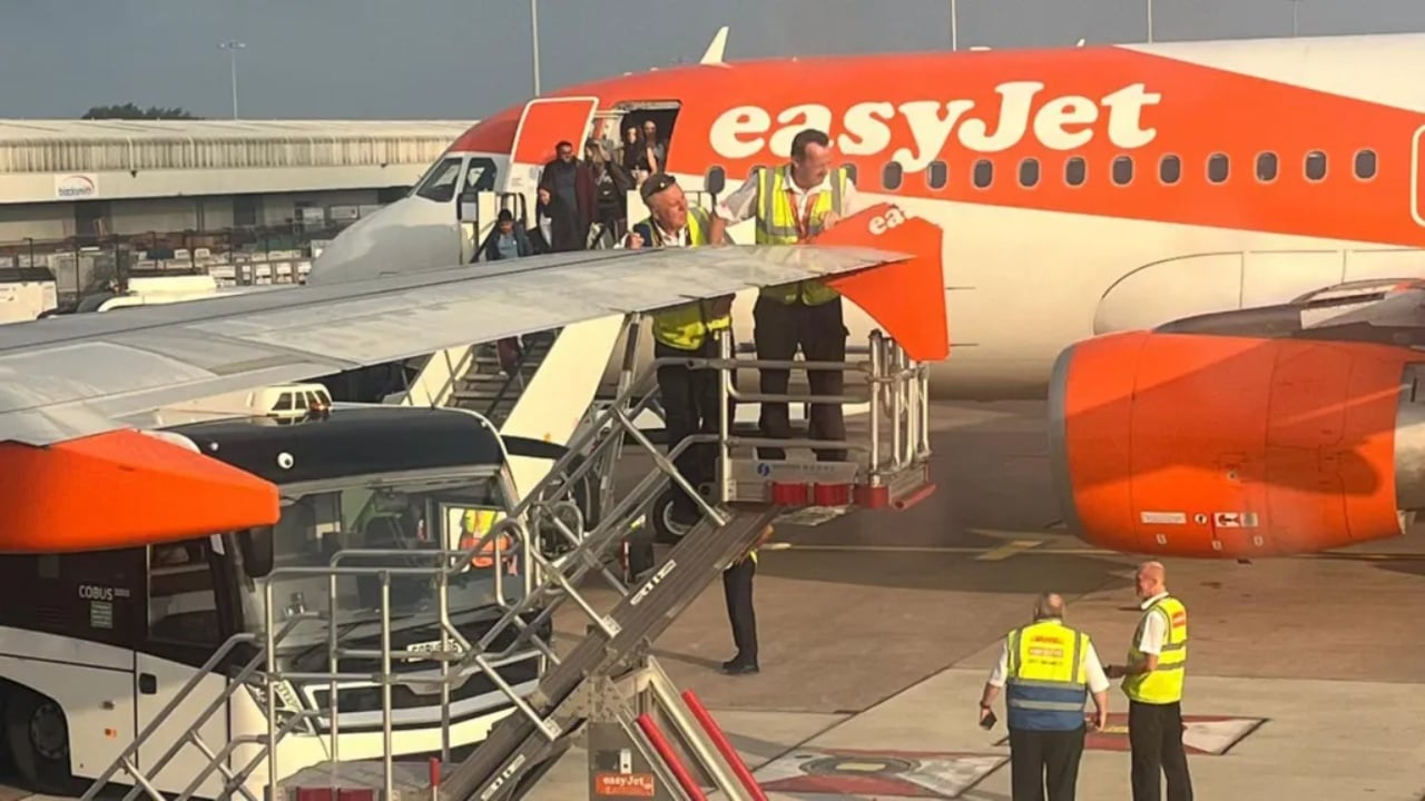 Panik në aeroportin e Mançesterit! Dy avionë përplasin krahët me njëri-tjetrin, shmanget tragjedia në çastet e fundit