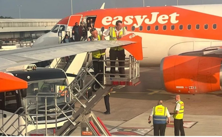 Panik në aeroportin e Mançesterit! Dy avionë përplasin krahët me njëri-tjetrin