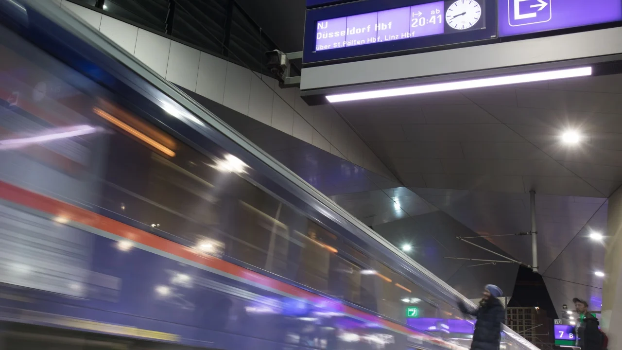 Panik në stacionin austriak! Burri kapet jashtë trenit gjatë pushimit për cigare, shpëton falë ndërhyrjes së shpejtë të stafit