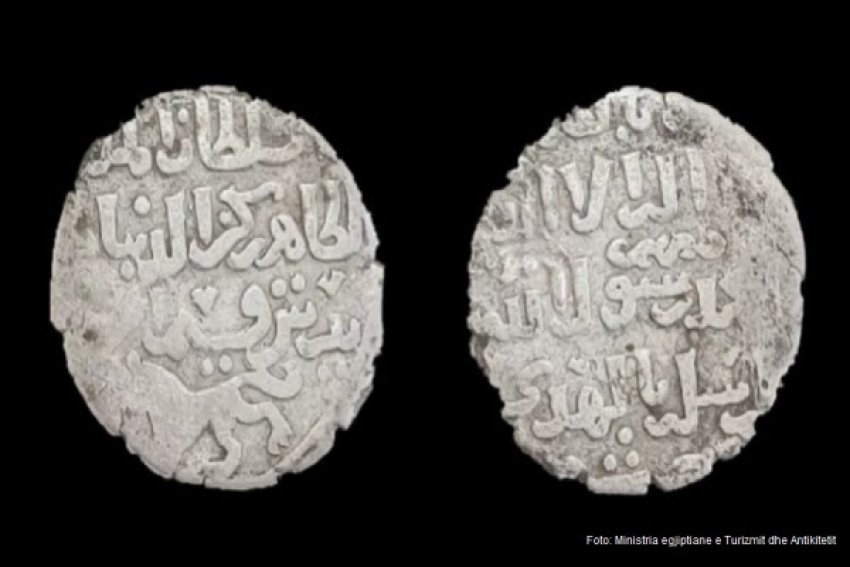 Pas tempullit egjiptian gjendet një grumbull monedhash ari nga epoka islame