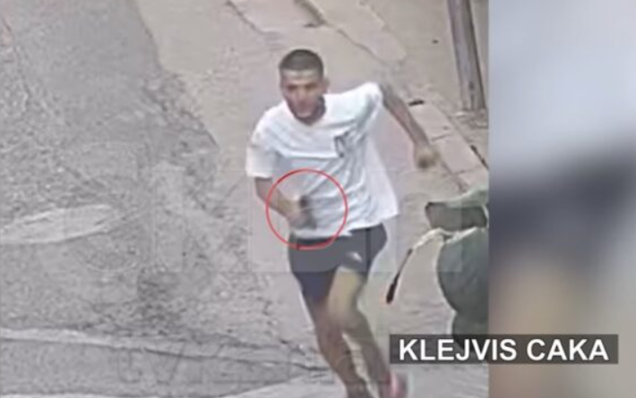 Pasi plagos 28 vjeçarin, autori Klejvis Caka del me pistoletë në dorë në rrugët e Freskut në Tiranë