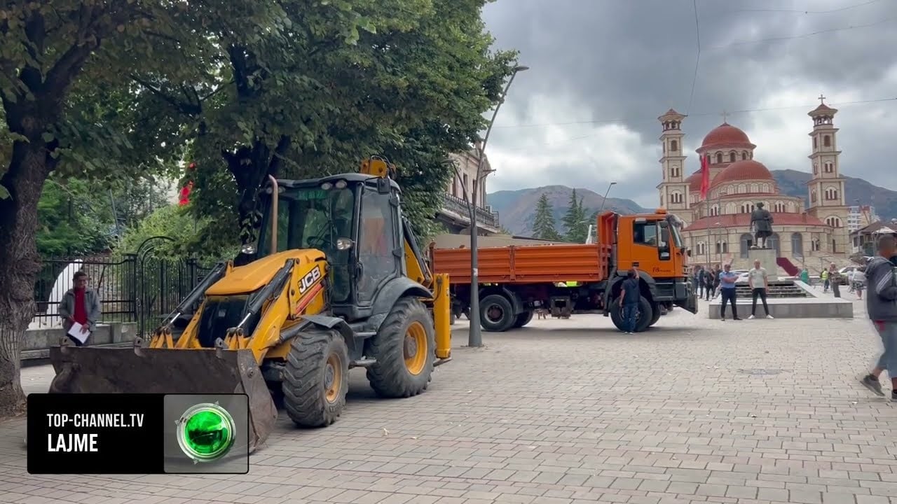 Pedonalja e Korçës u zbraz! Bizneset i hoqën vetë strukturat metalike, IKMT ndërhyri vetëm në një rast