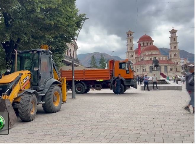 Pedonalja e Korçës u zbraz/ Bizneset i hoqën vetë strukturat metalike, IKMT ndërhyri vetëm në një rast