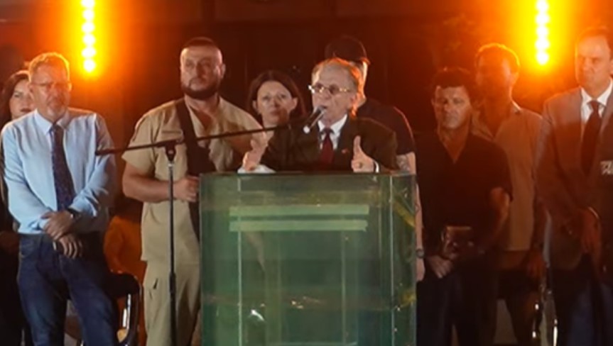 Pëllumb Pilinçi shpall ‘qeverinë’ e tij personale në Vlorë, prezanton 13 ministra pa zgjedhje e parti politike