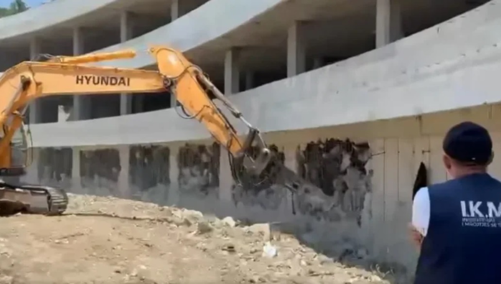 “Për ata që kanë merakun se s’po ndëshkohen shkelësit e mëdhenj”, Rama publikon videon nga shembja e ndërtimit pa leje në Vlorë