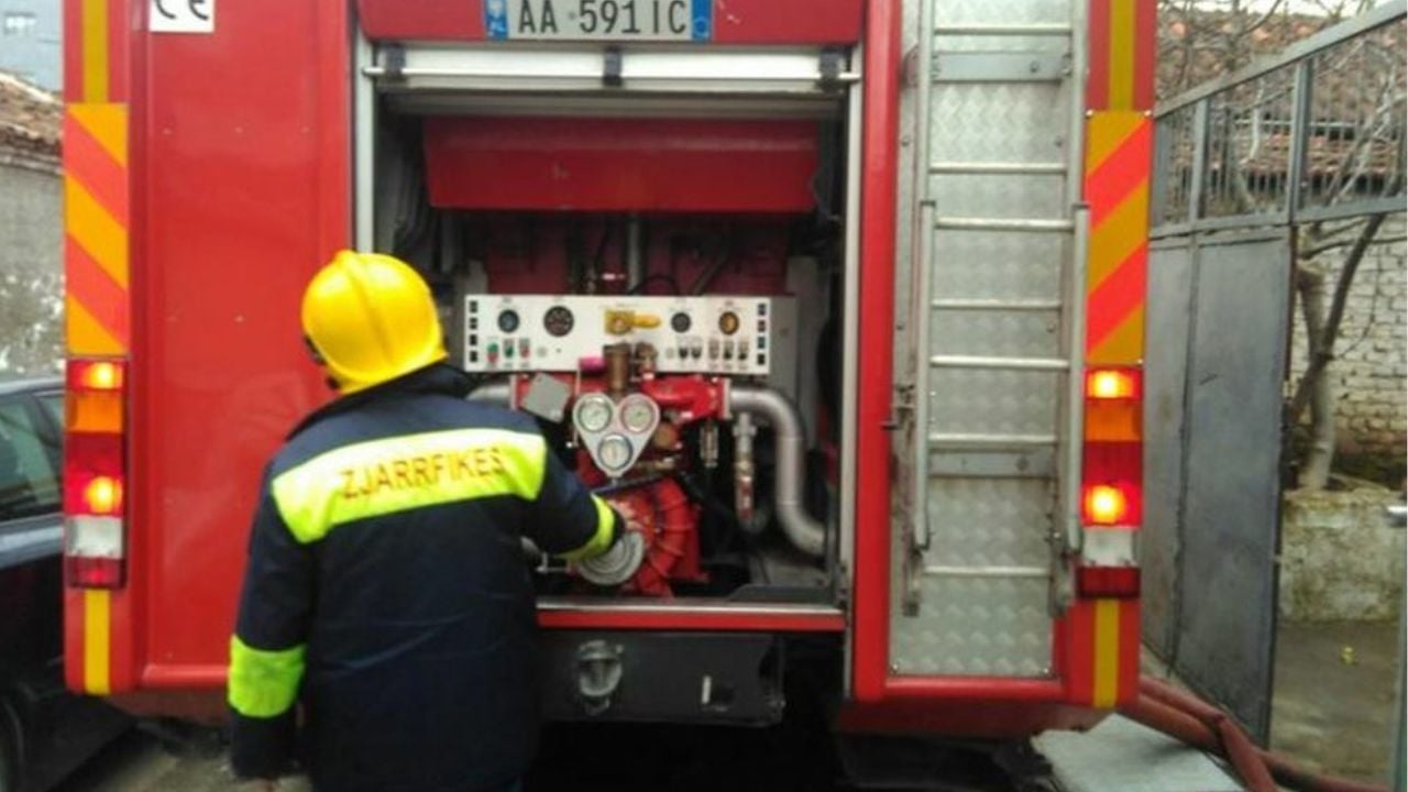 Përfshihet nga flakët lokali në Lezhë, evakuohen banorët e banesave pranë biznesit