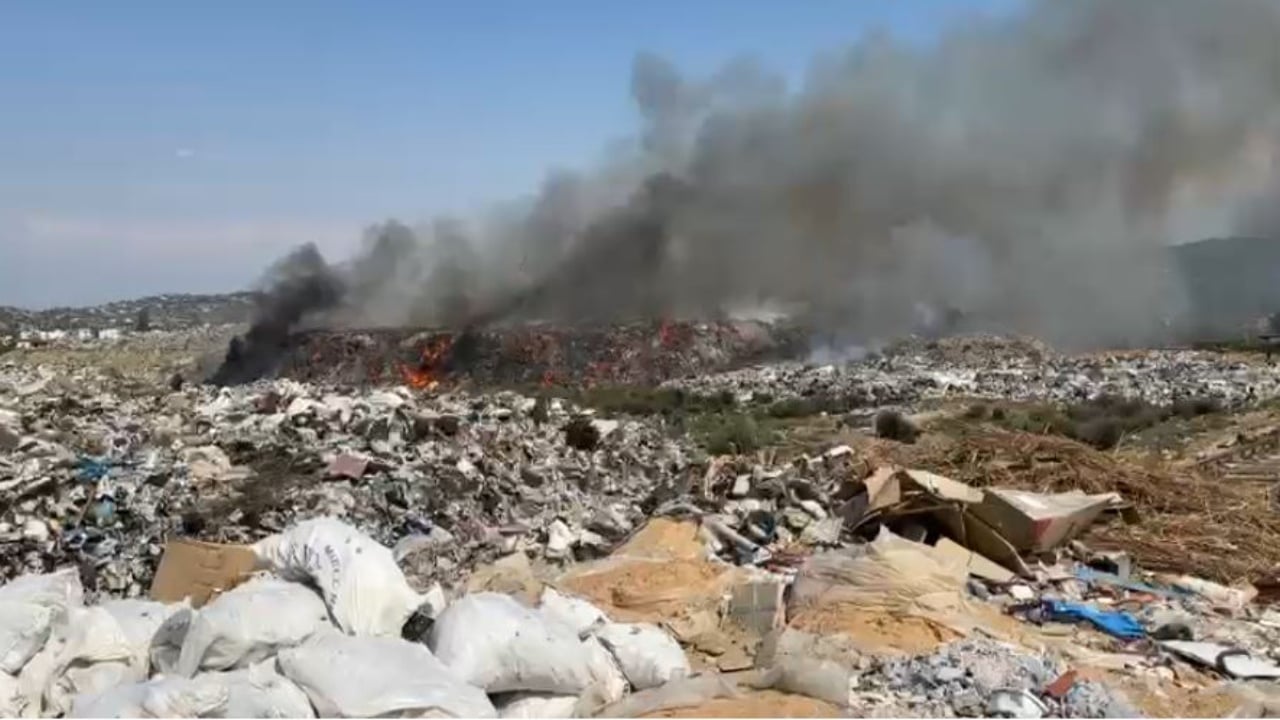 Përfshihet sërish nga flakët fusha e mbetjeve në Vlorë, merr zjarr edhe fadroma