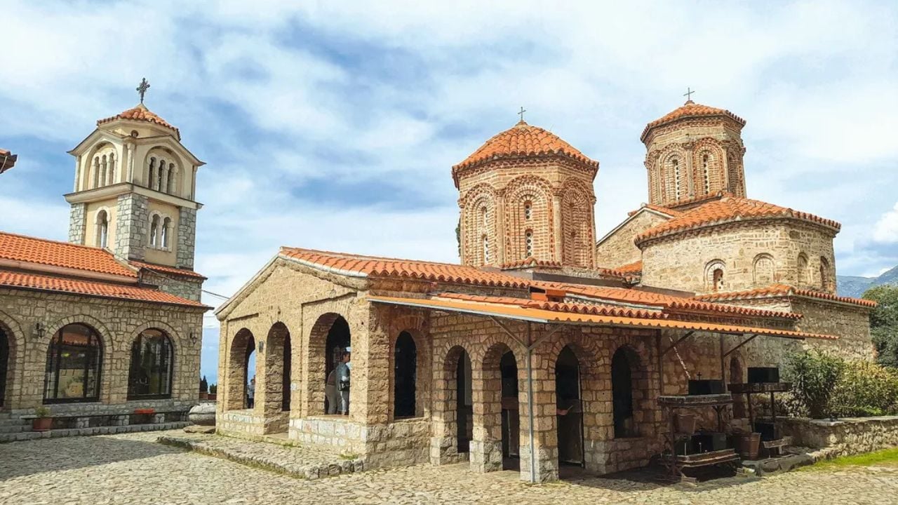 “Perla e Ballkanit”/ “Le Figaro” sugjeron Shqipërinë për turizëm kulturor: Vizitoni momentet arkeologjike, njihuni me traditat dhe kuzhinën plot shije