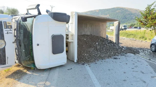 Përmbyset kamioni në mes të rrugës, bllokohet qarkullimi!