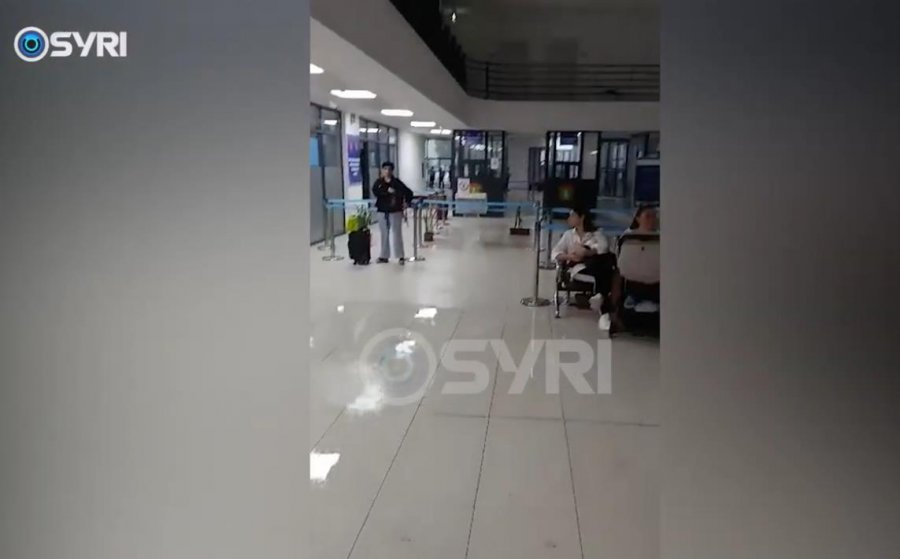 ‘Përmbytet’ Porti i Vlorës, qytetarët presin nën ujë… Rrugët e qytetit kthehen në lumenj, shteti nuk duket askund