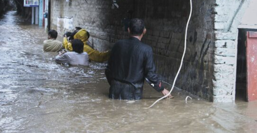 Përmbytje katastrofike në Pakistan, mbi 300 viktima