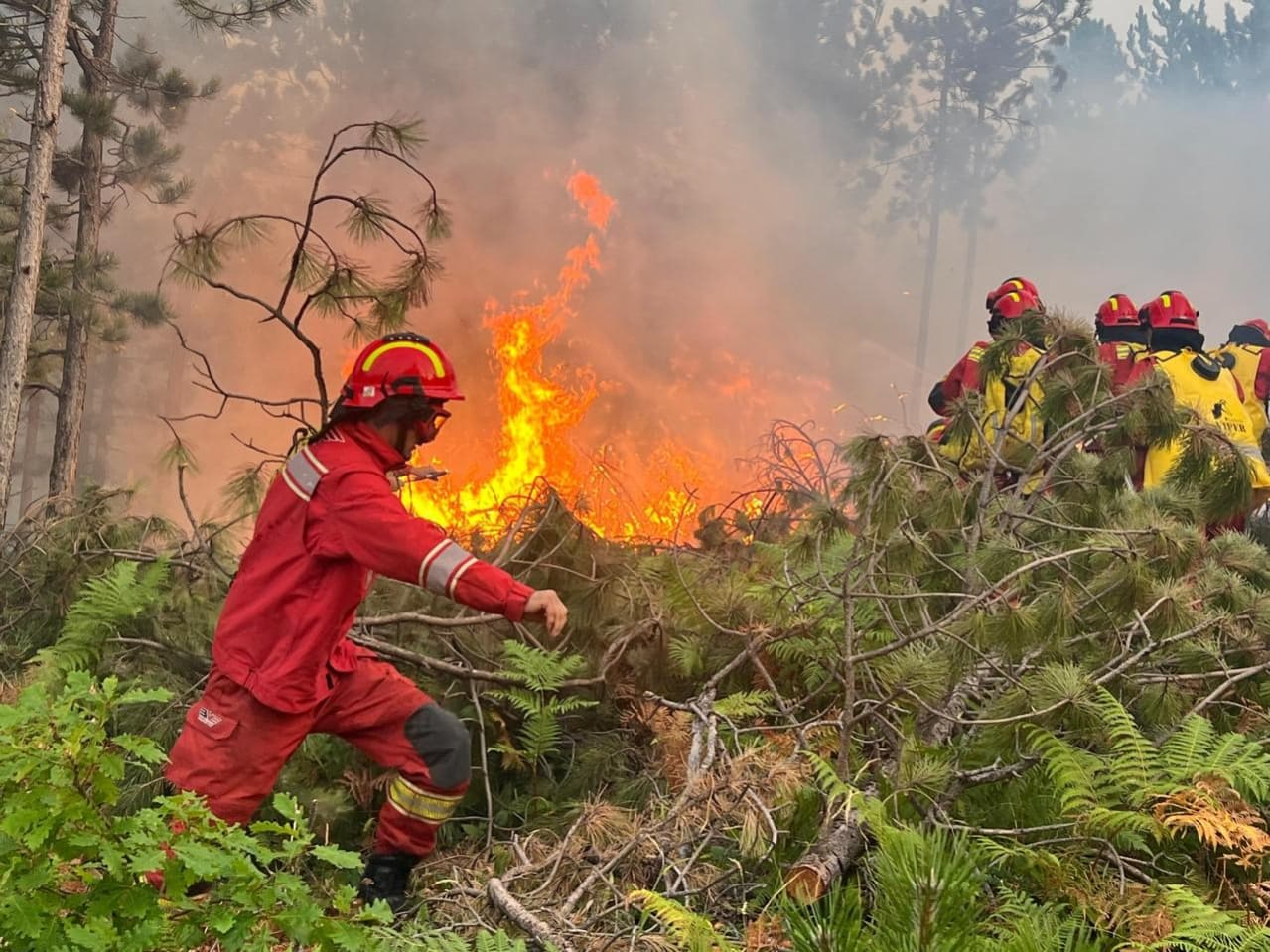 Përmirësim i dukshëm i situatës së zjarreve, 3 vatra ende aktive