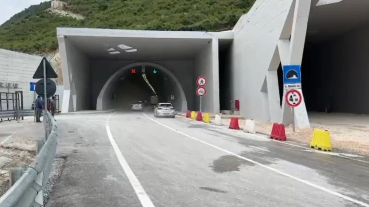 Përplasen tre automjete në Tunelin e Llogorasë