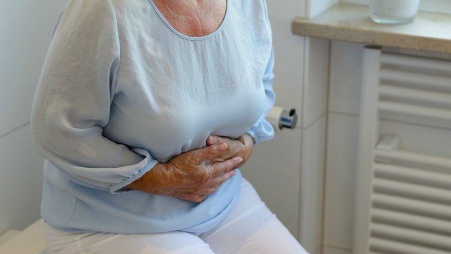 Përse dhemb stomaku kur ushqimi ju bie rëndë; Shkaqet dhe trajtimet natyrale