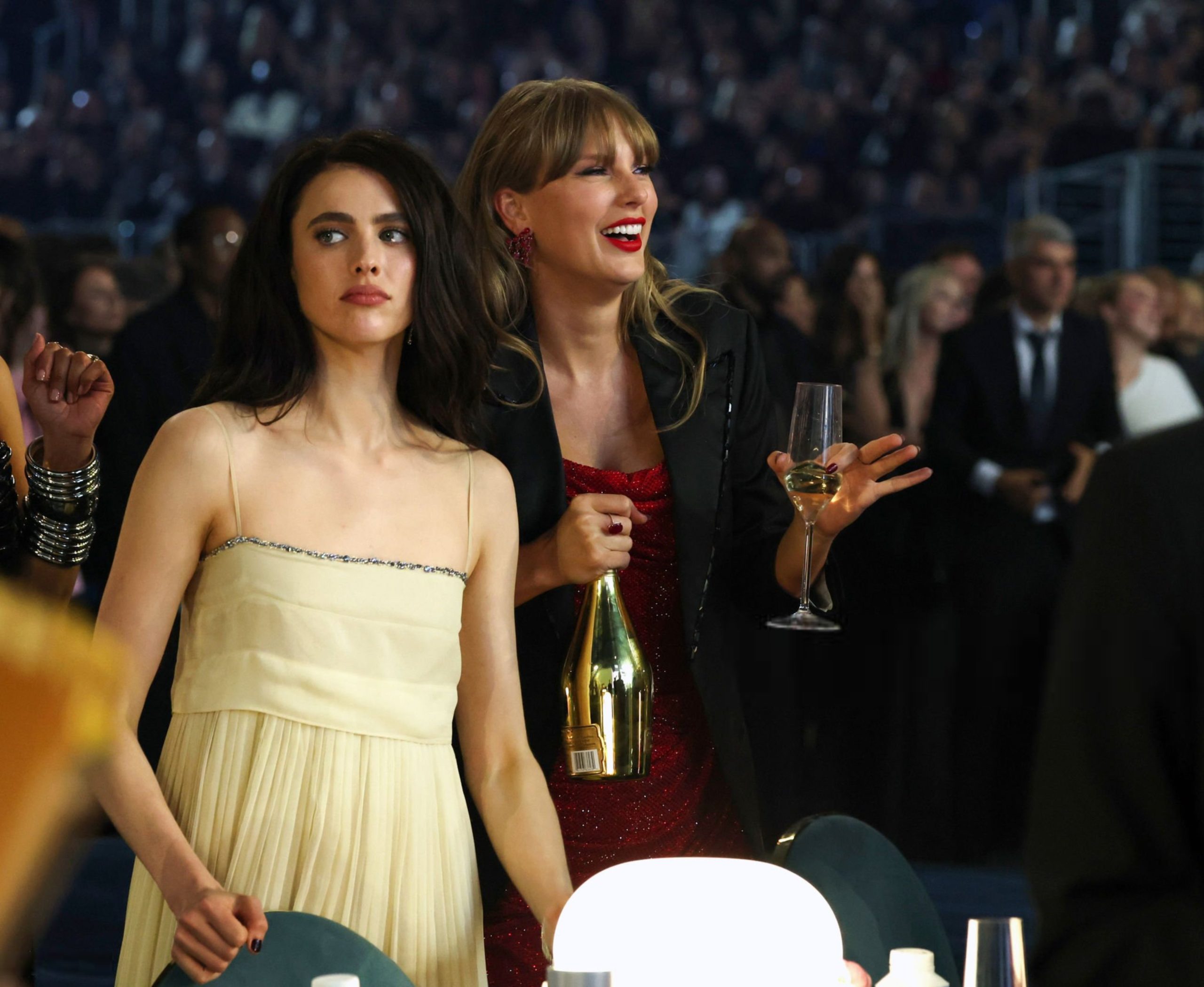 Përse? Fansat e Taylor Swift reagojnë ashpër pas intervistës së Margaret Qualley