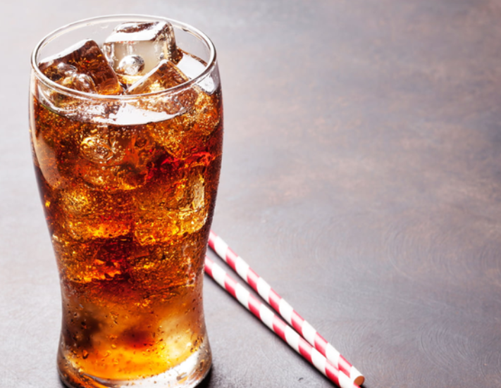 Pijet e gazuara mund t’iu shkaktojnë rënien e flokëve