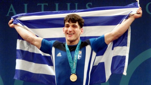 Pirro Dhima u bë grek në avion, Zhegrova mezi bëhet shqiptar në tokën e tij