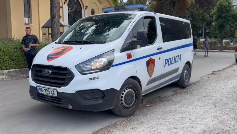 Plagosi me thikë 27-vjeçarin në Dvoran pas një sherri, lihet në burg autori, lirohen 4 të tjerët që e dhunuan