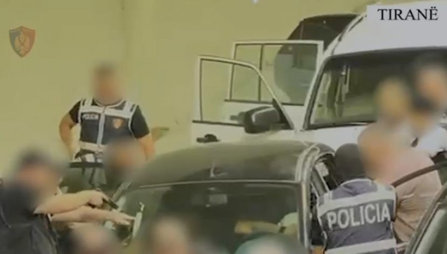 Po transportonte kallashë nga Burreli në Tiranë, 22 vjeçarit i vihen prangat tek Tuneli! Pamjet e operacionit