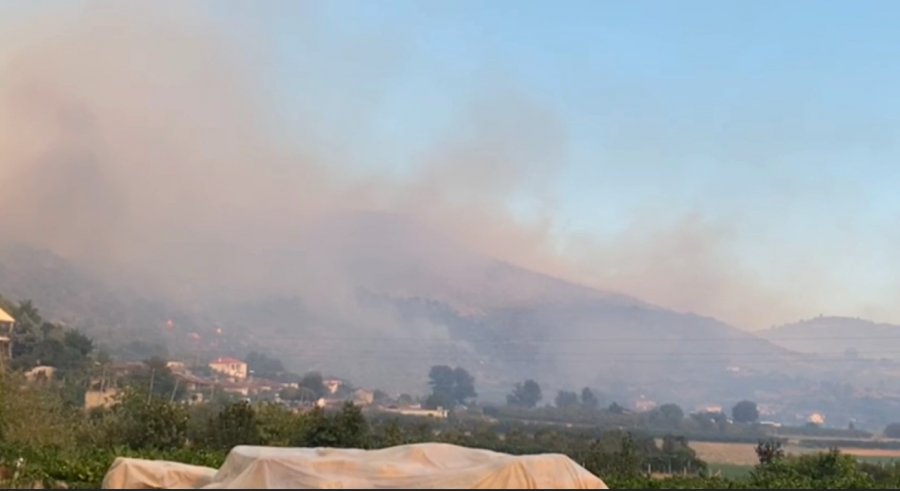 Poliçani mes flakësh, riaktivizohen vatrat e nxehta, zjarri përhapet deri në fshatrat Mbrakull dhe Perik