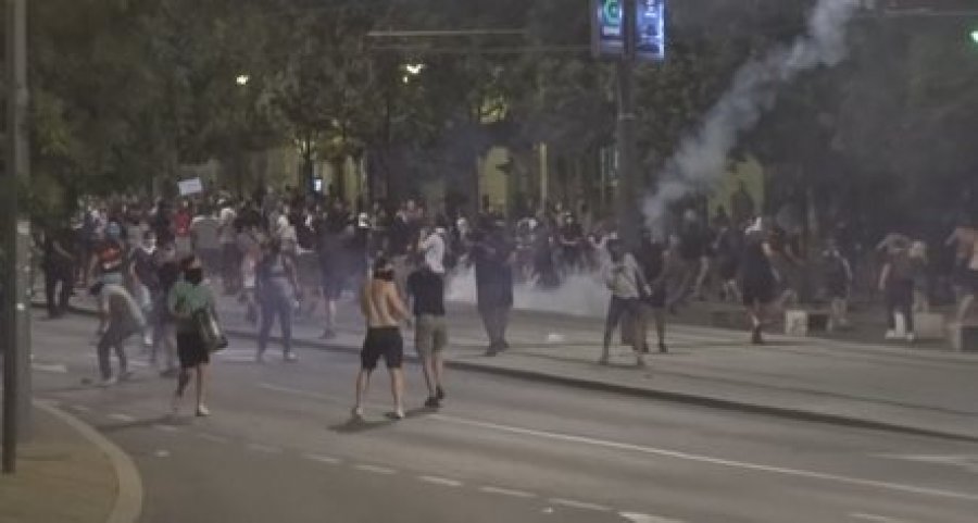 ‘Policët po plagosen çdo ditë’, Vuçiç përballet me protestat më të mëdha në Beograd
